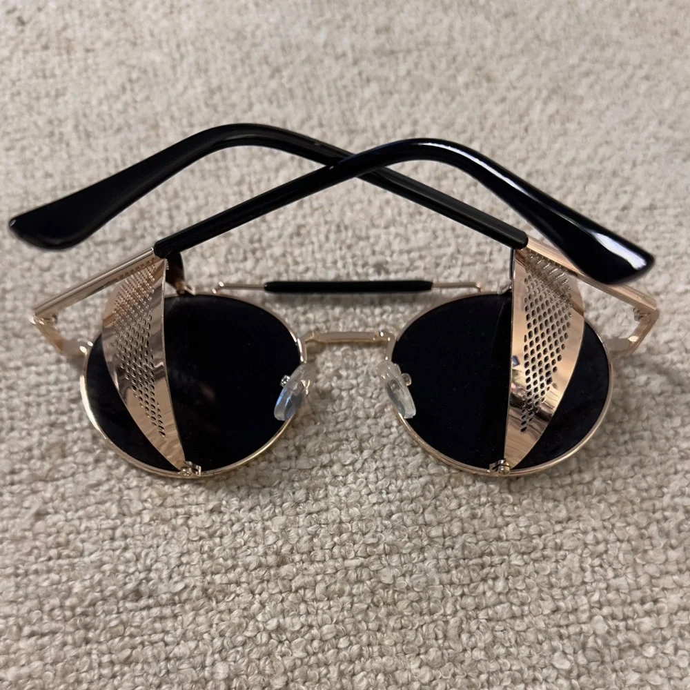 UNISEX Stylish Gold Sunglasses - Picture 10 of 15